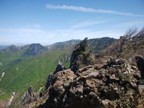 大峰にこんなところがあるんだというくらい迫力ある岩が続く