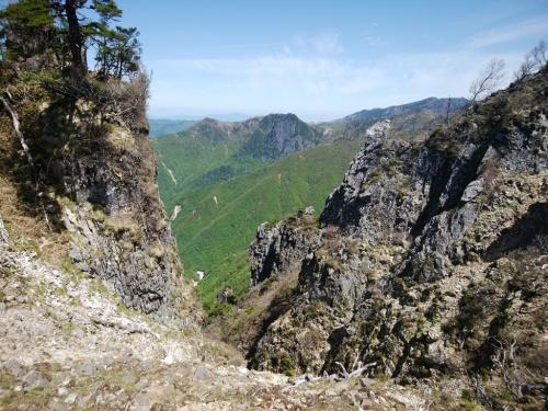 ここも写真ではわからないけど、迫力ある岩と切れ落ちた崖。素晴らしいの一言