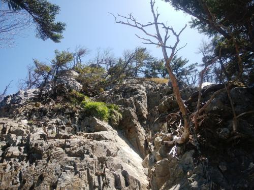 この岩場を登っていく