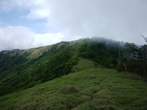 ちょっと青空がでてきたので三津河落山まで行くことにした