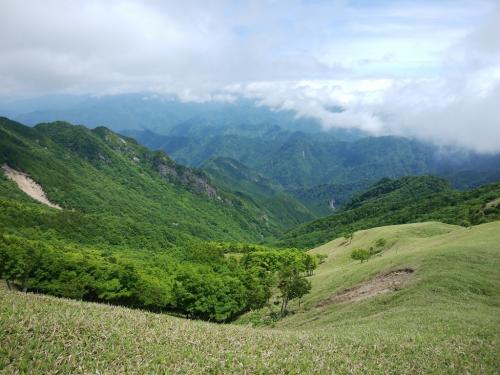 ガスがすごいけど、素晴らしい高原地帯と深い谷