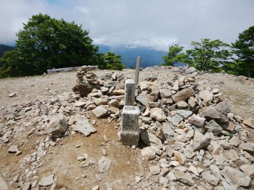 そして日出ヶ岳に到着。三角のケルンだったように思うけど、崩れたのかな！？