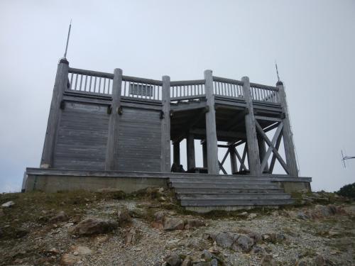 日出ヶ岳はガスガスで霧雨がうざかった