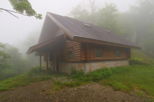 行者還ノ宿に到着。小屋に入る前に一旦ピークハントする