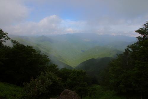 大台ヶ原方面の眺望。ガスがはけて晴れてきた