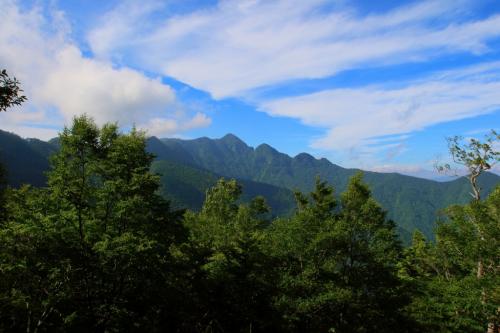 タイタン広場のすぐ隣にある展望地。ガスがはけ大普賢岳が見事に綺麗に見えた