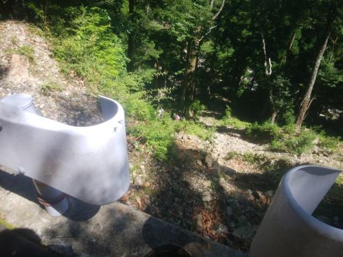 いつもながらここを降りていく。前パーティーがロープを付けてくれたので下りやすかった。有難うございます！！