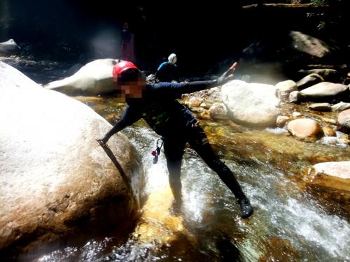 入渓地点に到着。水に入りはしゃぐこまっちゃん