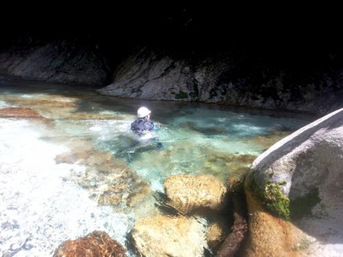 ブルーの中、泳ぐ田村君。かなりアドレナリンが飛んでいたようだ