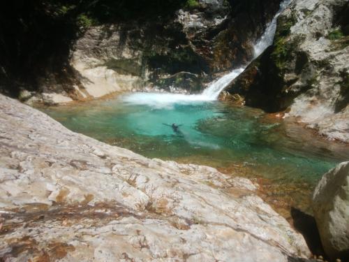 ひでぶーさんが滝壺で潜る