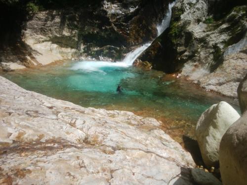 田村君も思わず潜る。ゴーグルをつけて滝壺の中を見ると本当に透き通ったブルーらしい。