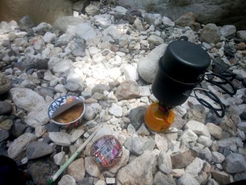 垢離取場に戻って昼食をとる。このどん兵衛ミニが美味いんだなぁ