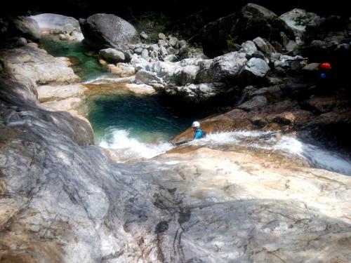 帰り、スライダーして下りていく。画像にはないが、こまっちゃんがここでスライダーのルートから外れてドボンした