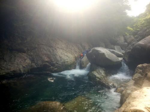いつもの飛び込み岩から、同行者が頭から行く。他のパーティーの若い女の子達も怖がりながら飛んでたので、今年はチャレンジしたが、意外といけた