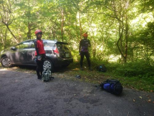 通行止め位置には駐車した車が多く、ちょっと下側に駐車してスタート