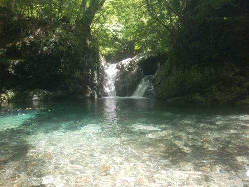 釜滝に到着。この滝はやっぱ素晴らしい。前回はここで食事したけど、人が多くなるので、今回はもう一つ上の滝前ですることにした