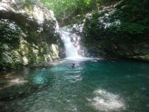 釜滝の上にあるもう一つの滝。陽が当たらず薄暗いので、かなり水温は低いはずだけど、それでも泳ぐ田村君。