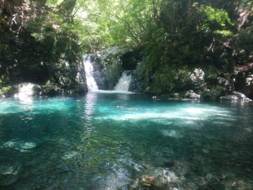 ひでぶーさんが釜滝を登ろうと頑張っていたけど、上部でホールドできるところがないらしくドボンしまくり