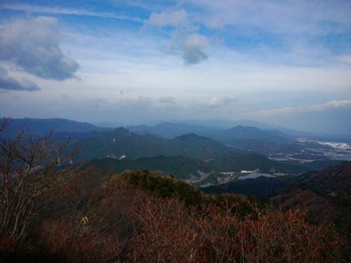 鈴鹿もかろうじて見える感じ。うっすらと向こう側に尖った山が見えたけど、おそらく鎌ヶ岳だろう！？