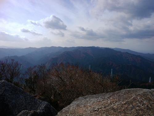 南側の眺望も霞んでてちょっと見えにくい。今日はこの後、この南側の経ヶ峰にナイトハイクするんだが・・・