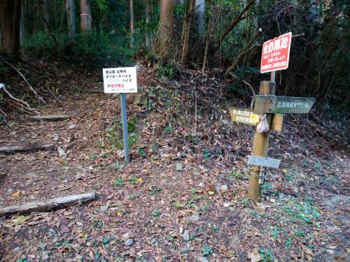 さて、ところ変わって経ヶ峰の細野ルート登山口。ここから1.9kmということはさっきの錫杖ヶ岳と同じくらい登ることになる。まあそれでも1時間ほどだけど・・・