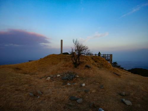 2回目の経ヶ峰山頂（819.7m）に到着。前回同様に風がビュンビュン吹いてて、しかも霞がひどかった。気温も錫杖ヶ岳とはうってかわって温度計は1度くらいだった。