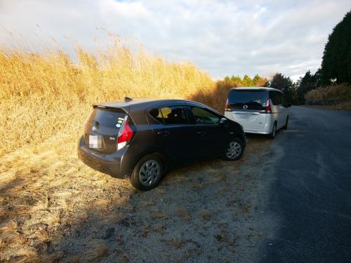 倉骨峠のこの付近に駐車してスタート。一台車が停まってたけど、誰かきてるのかな！？それにしても北風がすごい