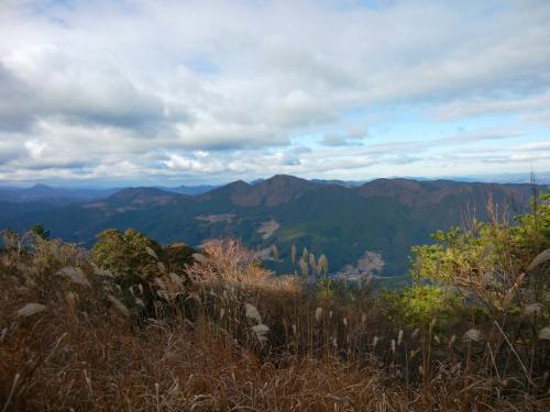 倶留尊山がよく見るが、曽爾高原はこれのちょうど裏側なんよね。左奥の尖った山は間違いなく高見山