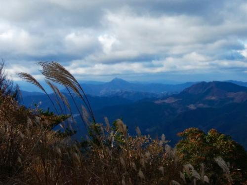 高見山をズームで撮影してみたけど、スマホのズームってボケるんよね。山肌が白くみえたけど、もう雪がちらほら積もってるのかな！？車で来る途中に台高方面の山には上のほうだけ、白く雪がかぶってる山あったけど・・・