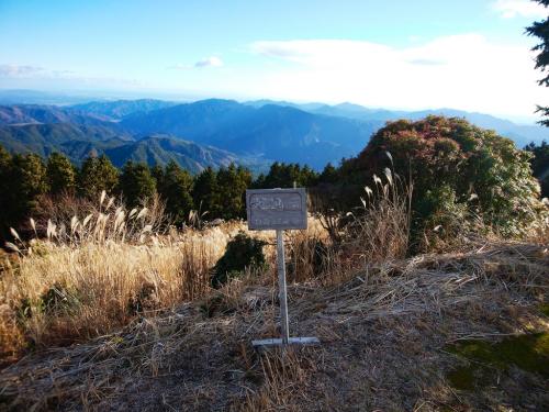 大洞山・雄岳（1013m）に到着。国土地理院地図では1013のピークしかかいてないんだけどね。