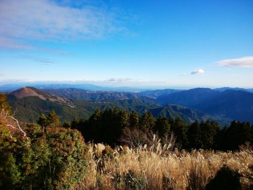 青空が素晴らしい。左側は次いく尼ヶ岳。この青空のままもってくれればいいんだけど、北風が強くて暑い雲が北側から流れてきていたので心配だった