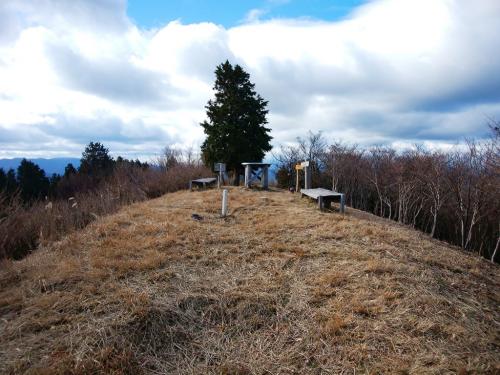 雌岳の山頂。雄岳と違ってなんか立派な山頂って感じだった