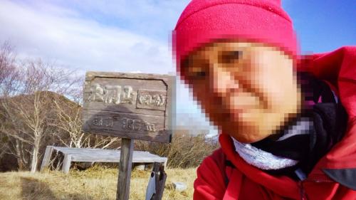 大洞山・雌岳山頂（985m）に到着。国土地理院地図ではここが大洞山と表記されているけど、なんでだろう！？せっかくなのでスマホ手持ちでセルフと看板撮影をしてみたけど、難しかった。
