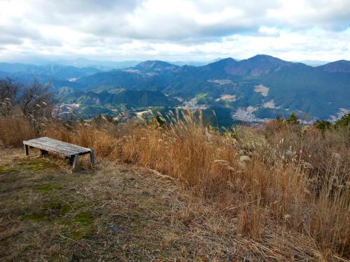 雌岳の眺望は西側の倶留尊山側と南側は草木がじゃまだったけど、まあ見れた。高見山の頭が雲に隠れていた。暑い雲が北側からどんどん流れてくるのが心配だった