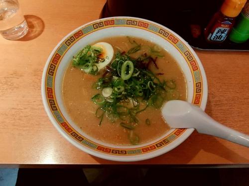 天理ラーメンは興味がないけど、今回は夜鳴きラーメンに興味があったので注文。豚骨であっさりしているけど、味がしっかりしていて、これはいける！