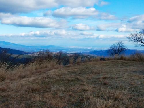 尼ヶ岳山頂の端っこのほうにいく北東の眺望がある。微かだけど、海がみえ、市街地がちょろっと見えるが四日市なのか！？
