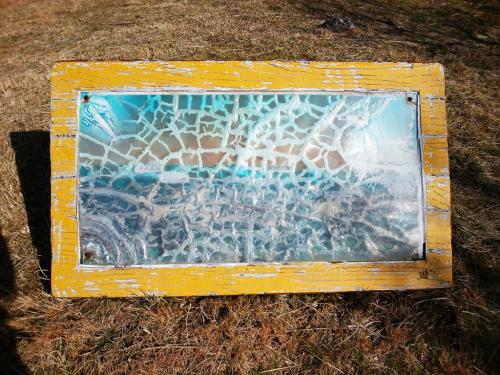 眺望の北東側の案内板が置かれていたけど、もうボロボロで何かいてるかわからなかった。四日市しか読めなかった