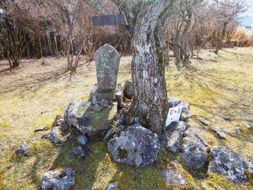 昔の山頂プレートかな！？石造とかあって、この後ろでジェットボイルしようか考えたけど、隙間からも風が入ってくる。やっぱこの強風じゃぁいくらジェットボイルでも無理か・・・