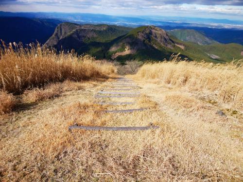 下山はやはり一般向ルートにした。この階段、段差が適当な感じで結構下りにくかった。しかし、この道は岩湧山みたいな雰囲気だった