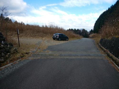 最初にあったもう一台の車の人は大洞山の下山時にすれ違ったけど、朝早く来て尼ヶ岳のほうから登ったらしく、もう帰っていった
