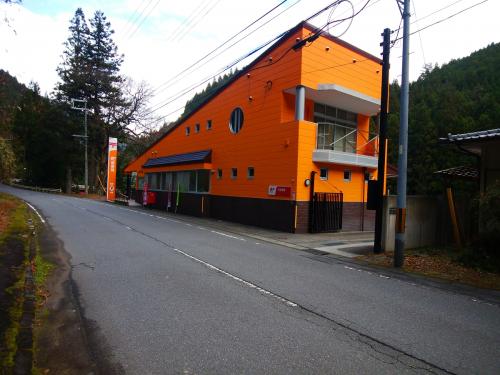 天河村の和田郵便局。天和山登山口はこの近くにある和田変電所にある