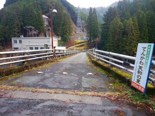 和田変電所の入り口。チェーンを越えて入っていく