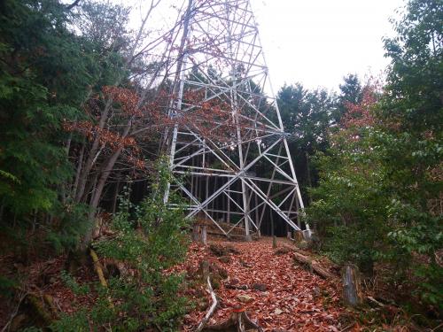 天和山へはいくつかの鉄塔を越えていく