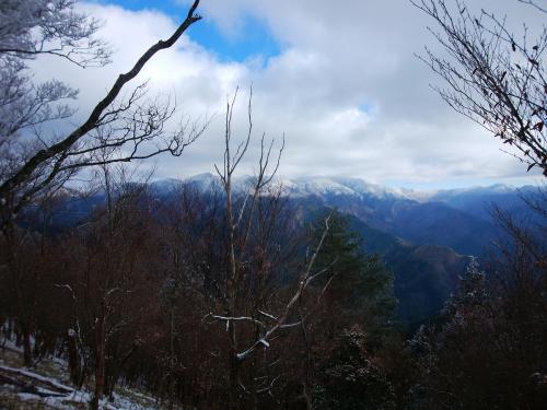 天和山のピークの手間ぐらいから大峰山脈の眺望が見え始めた