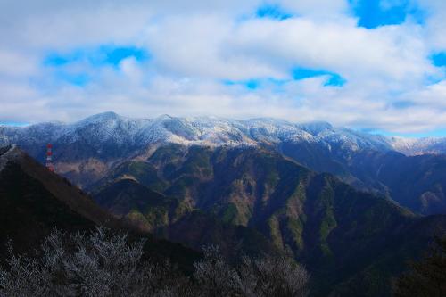 天和山山頂から少し下ったところに開けた場所があり、大峰山脈が一望のもとで素晴らしい。実際にみるともうちょい迫力があったけど、写真では伝わらないね。八経ヶ岳付近は雲がかかって残念だけど、青空もではじめた。