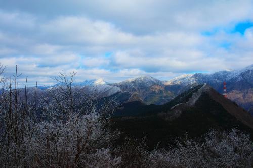 稲村ヶ岳は形ですぐわかったけど、雲が多いのがちょい残念だけど、これだけ見えてればOK。写真では見にくいけど、山上ヶ岳の頭の部分だけがその向こうに見えた