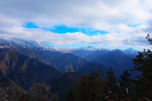 南側の眺望に青空がではじめてきた。快晴も素晴らしいかもしれないけど、雲があっても絵になる