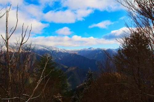 下山途中、さっきの尾根から見えた眺望を青空が多くなっていたので撮影。まあまた来ればいいか