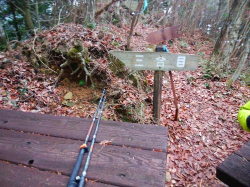 三合目に到着。ここで一休み。ここまではつづら折れの登りが続いてたけど、ここからはしばらく平坦な道になる