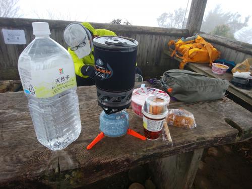 本日の昼食。ひさびさに出したジェットボイル。お湯を沸かしてうどんを食べる